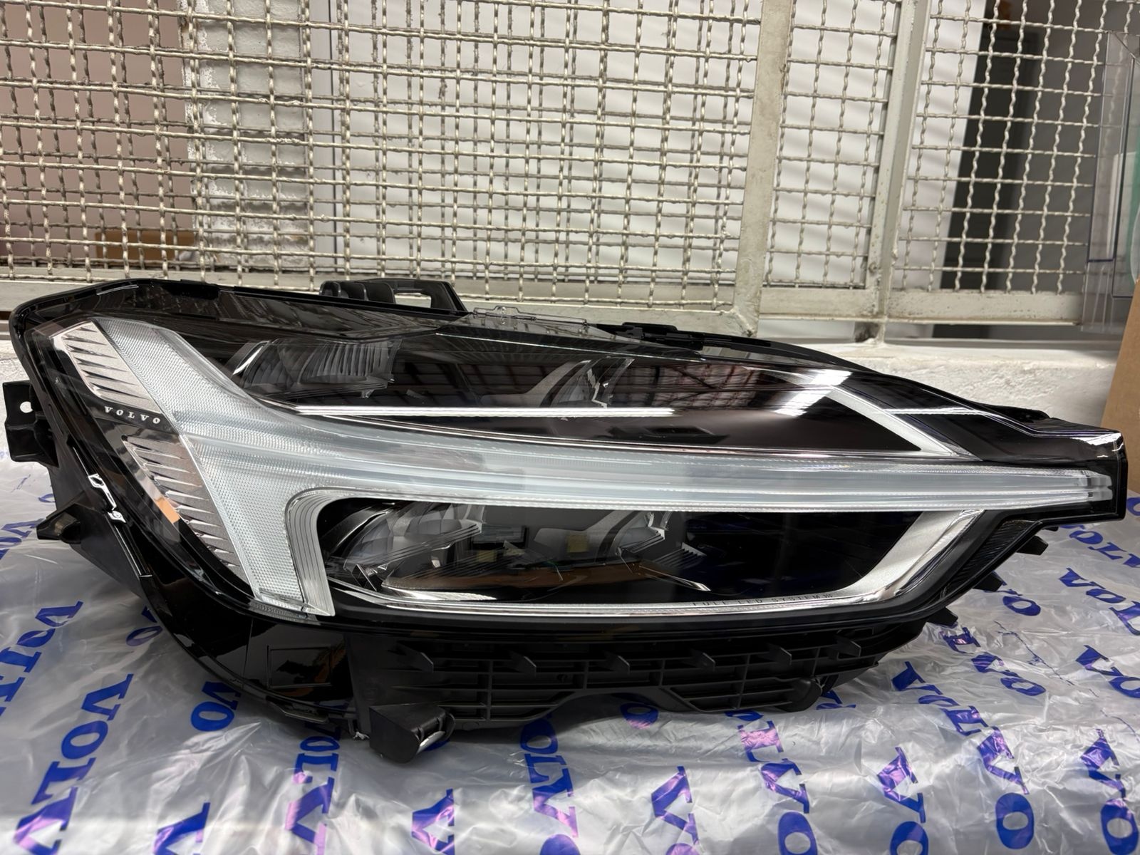 Farol dianteiro direito - VOLVO - 31656555