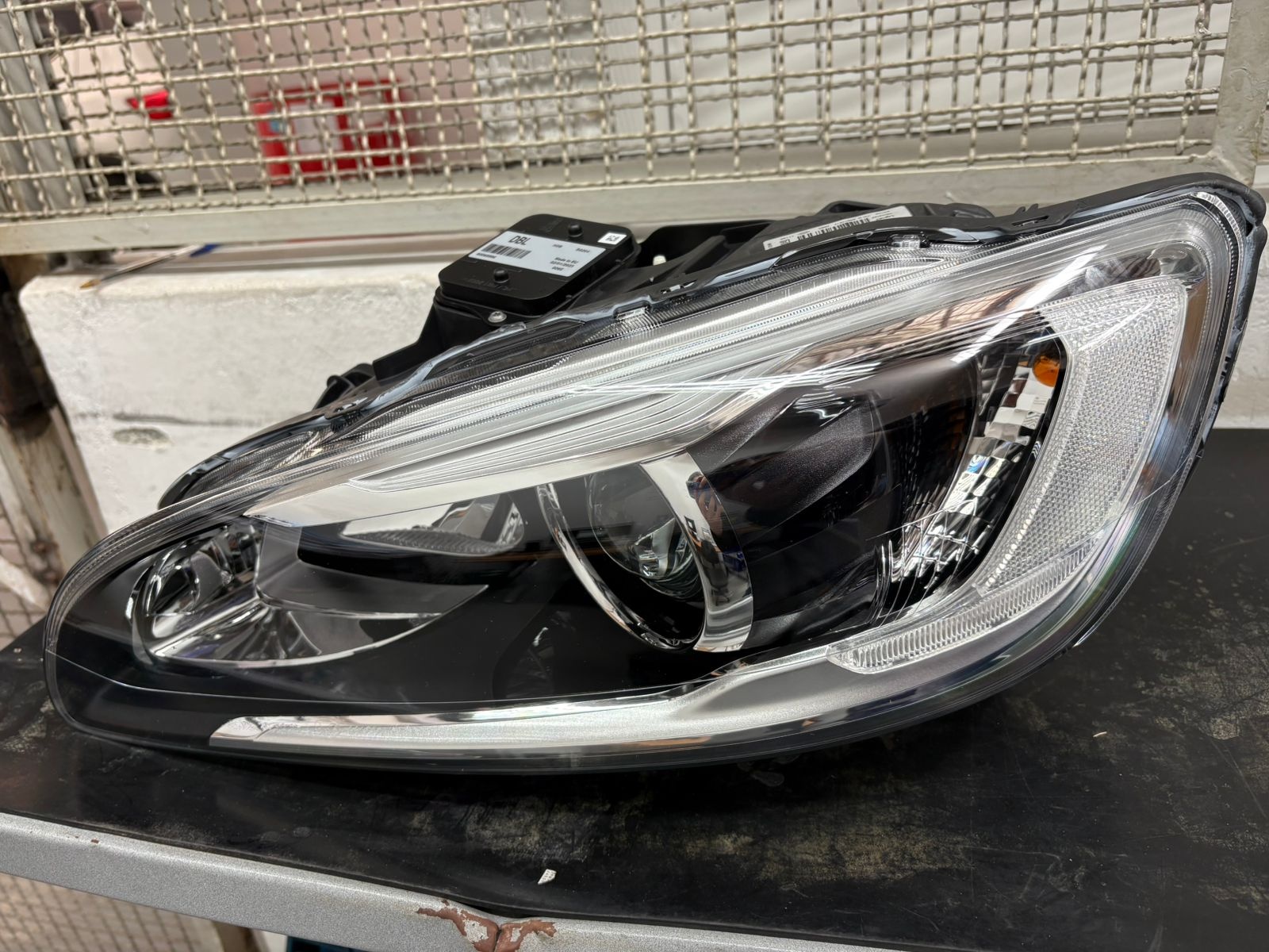 Farol dianteiro esquerdo - VOLVO - 31698824