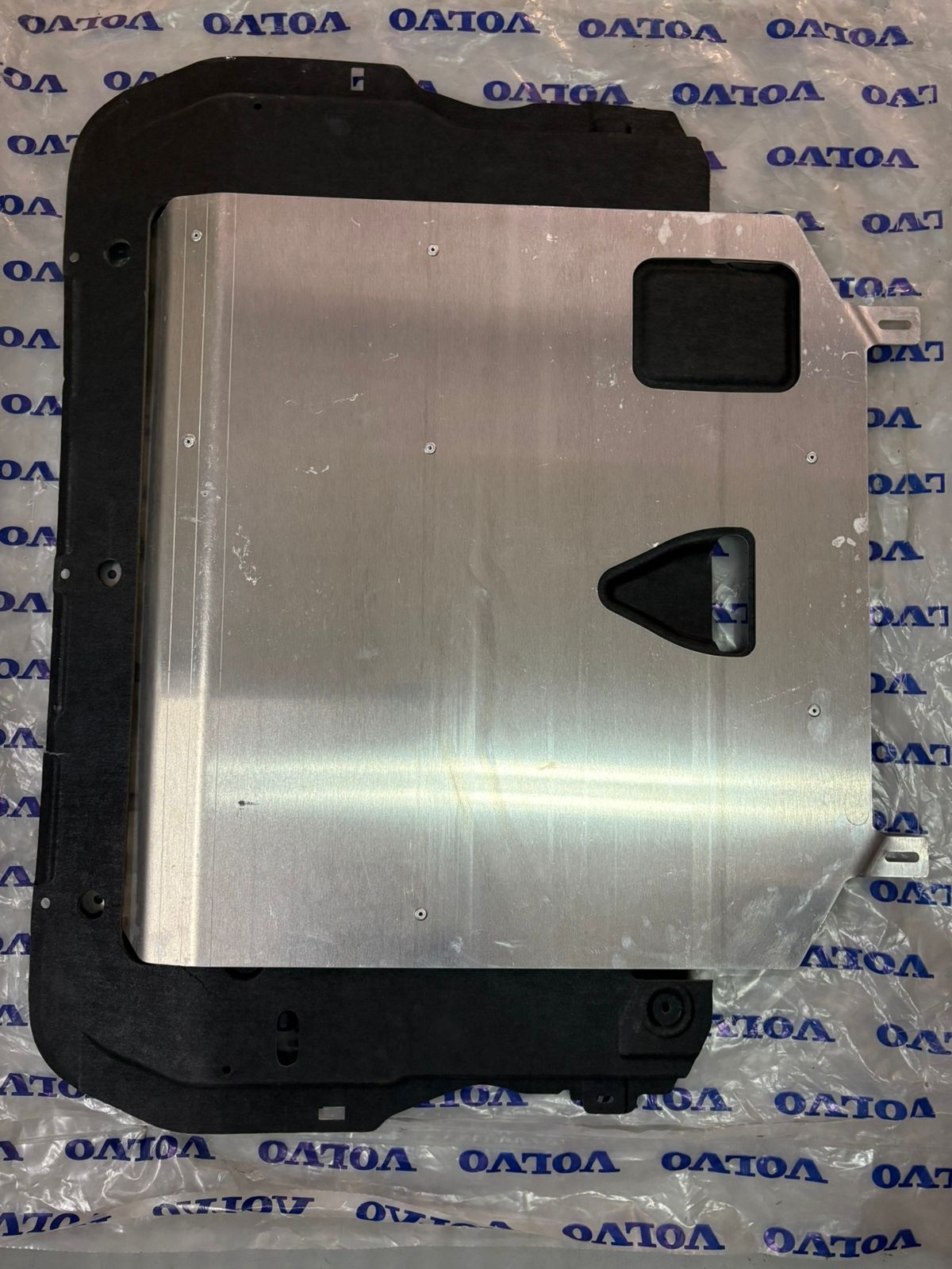 Placa de proteção sob o motor - VOLVO - 31373016