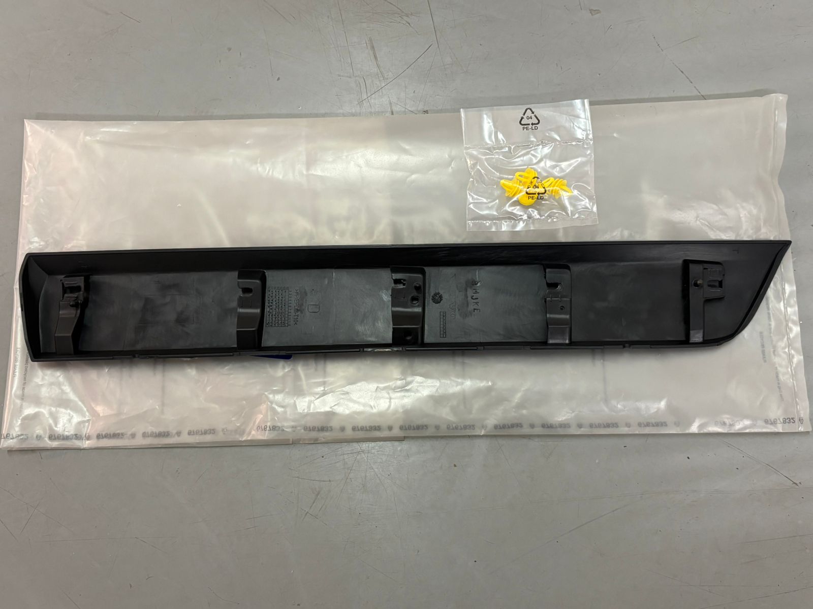 Moldura de acabamento da porta traseira - VOLVO - 39821519