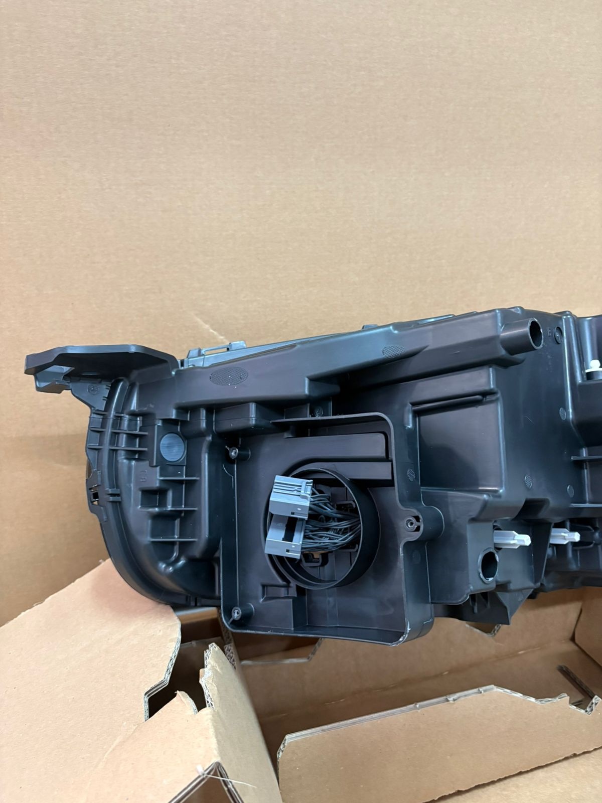 Farol dianteiro direito - VOLVO - 31655715