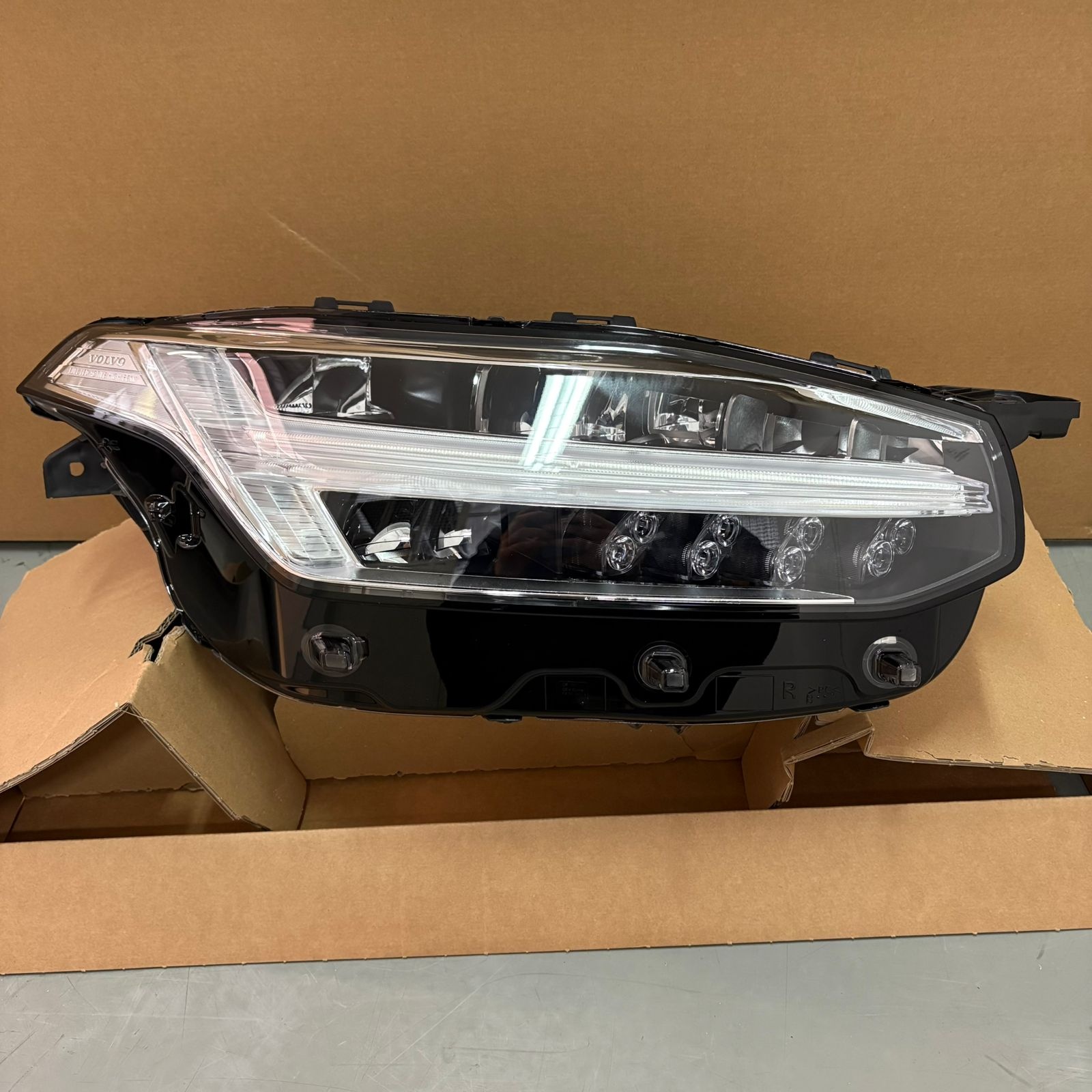 Farol dianteiro direito - VOLVO - 31655715