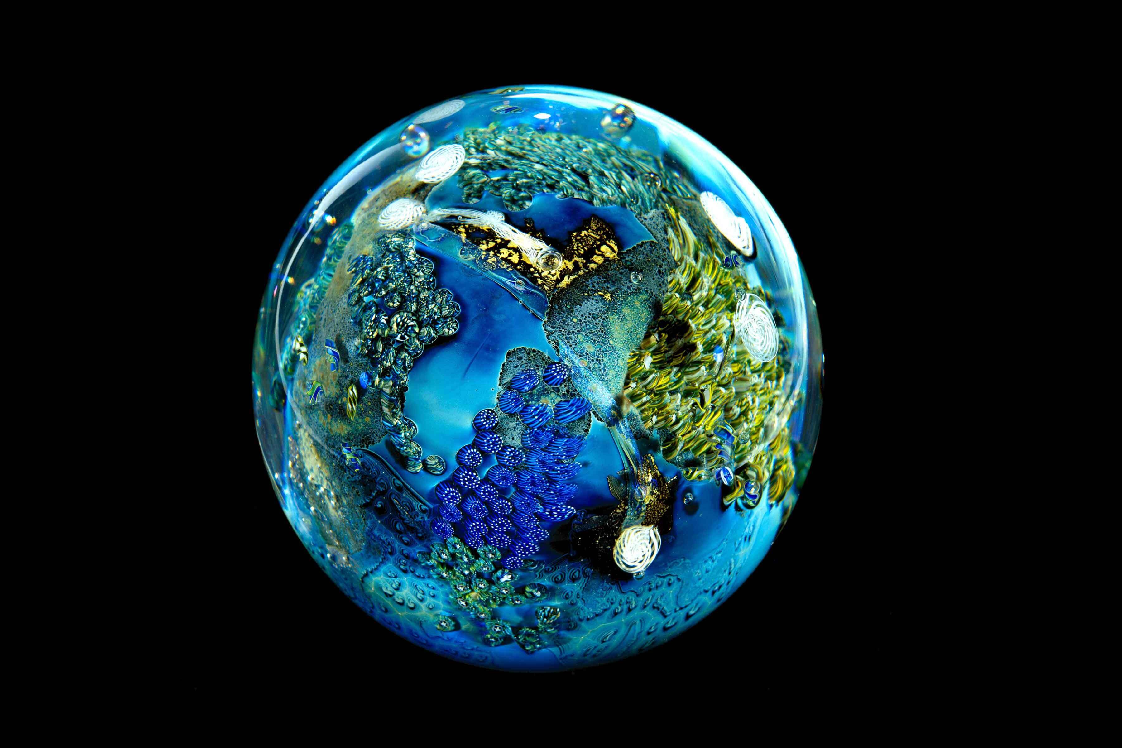 Josh Simpson, Mega Megaplanet, 1999. Glass. Museum purchase, 1999. 137968. © Josh Simpson. Image Courtesy of the Peabody Essex Museum. Photo by Mark Sexton/PEM.