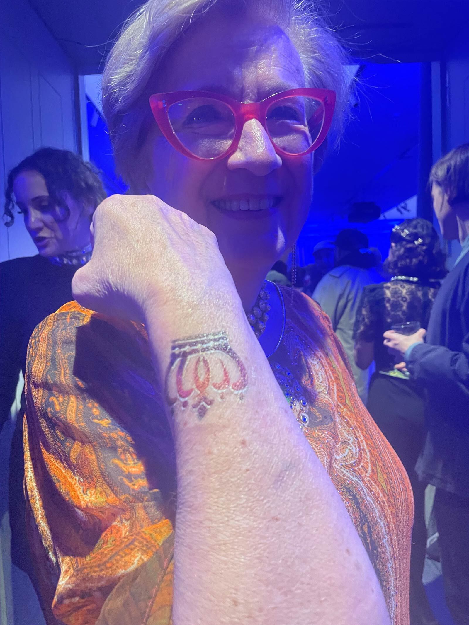 Lynda proudly displays an airbrush tattoo on her wrist.