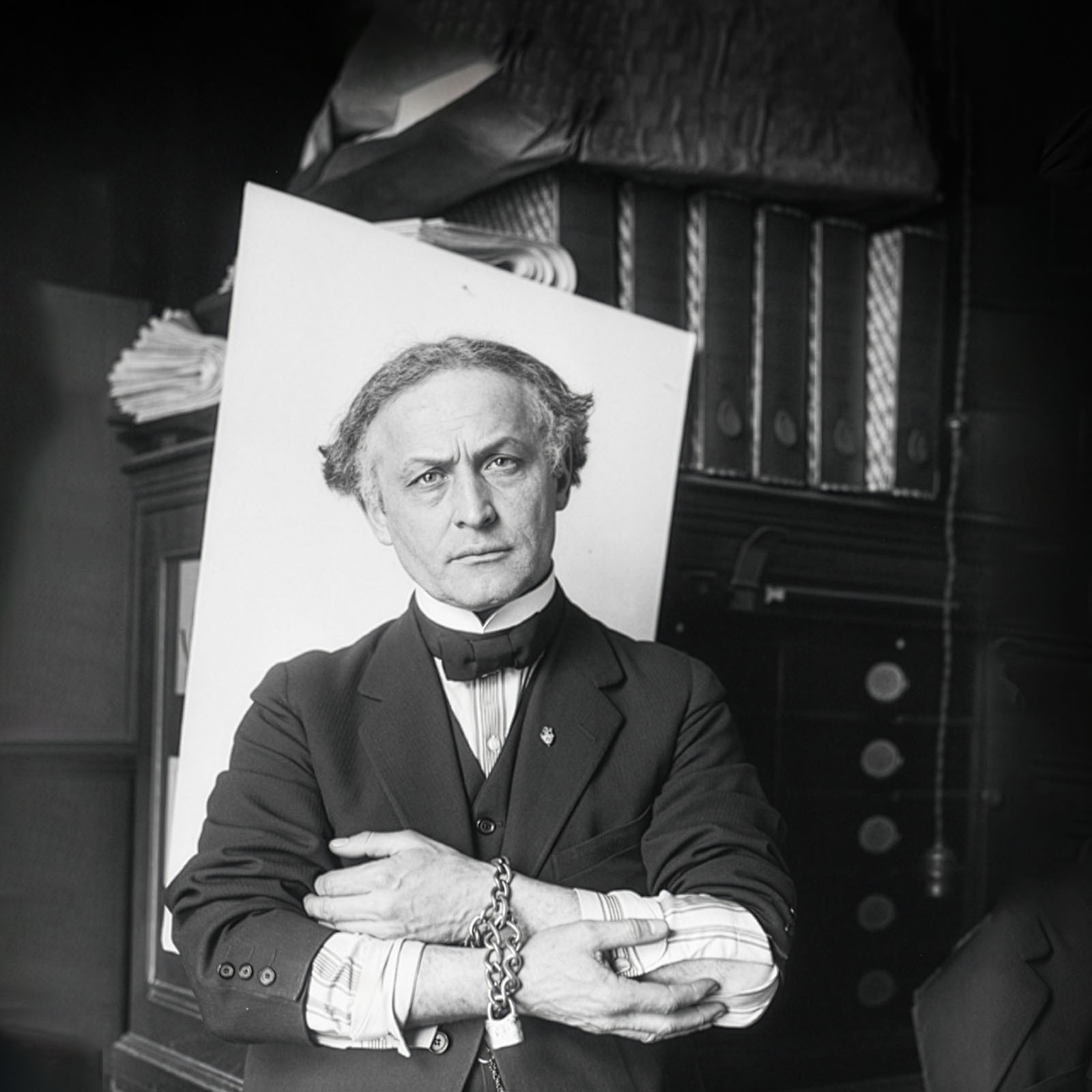 Houdini in handcuffs, 1918