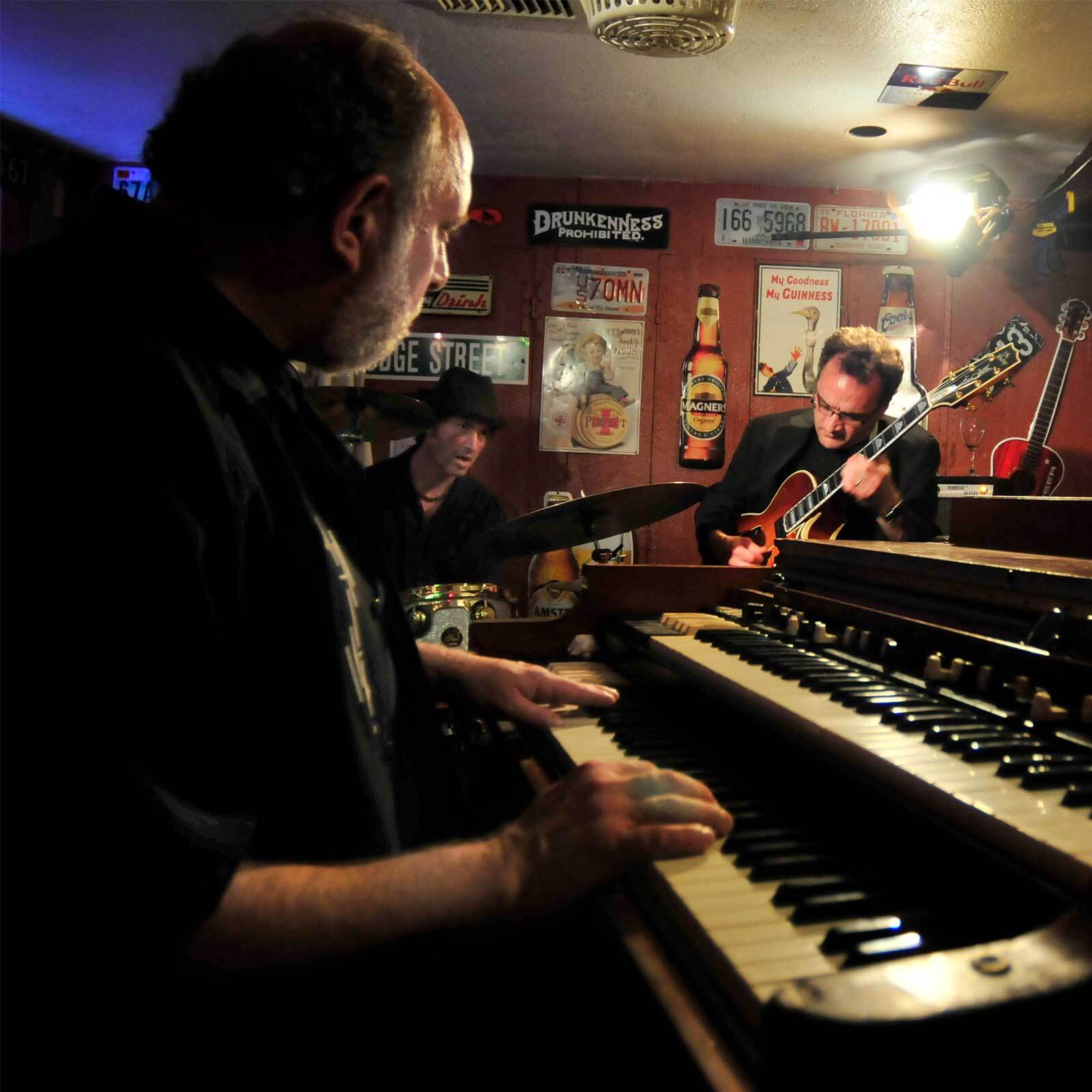 Ev Last Standat Dodge 1600 Split Hero