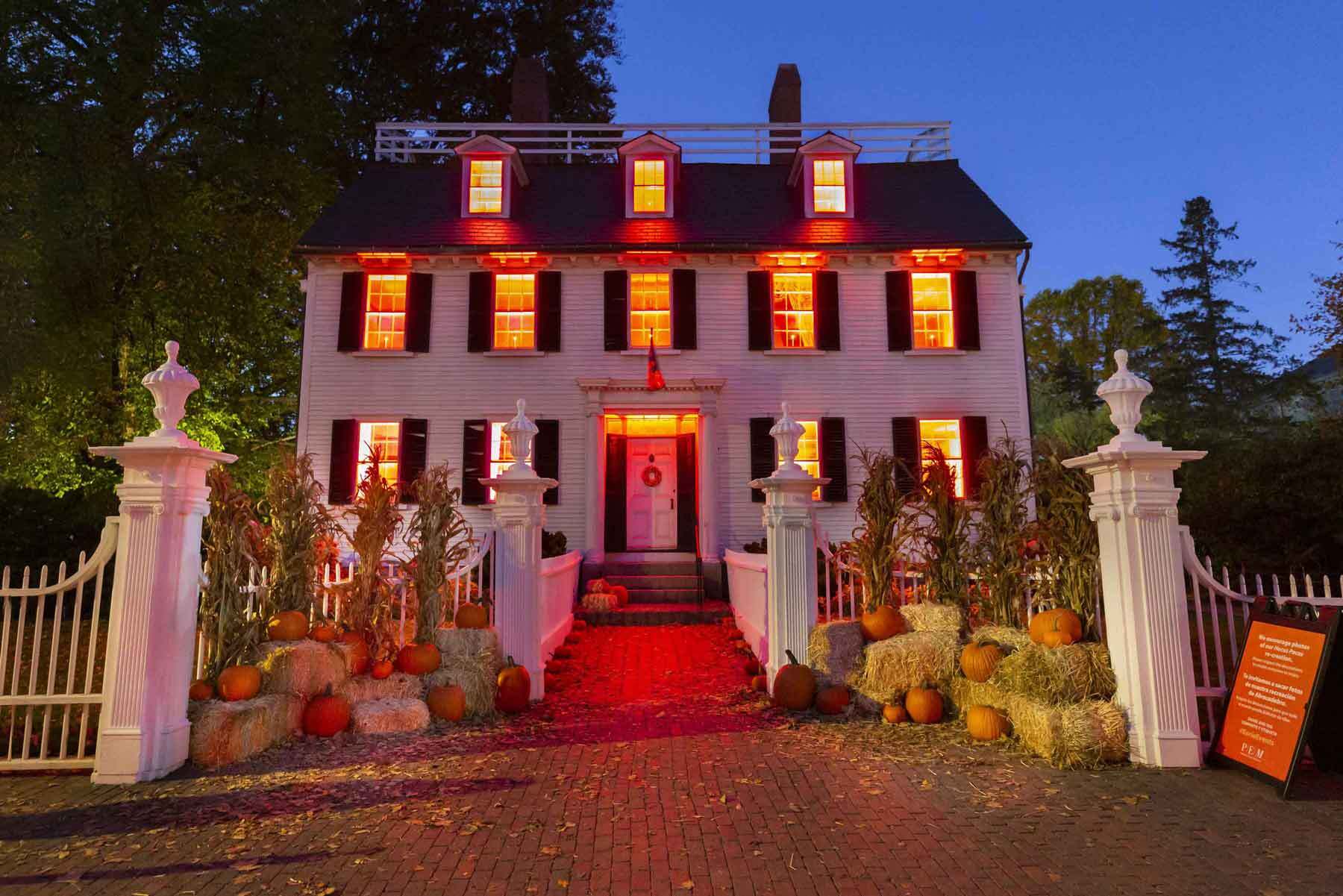 Ropes Mansion decorated for Halloween