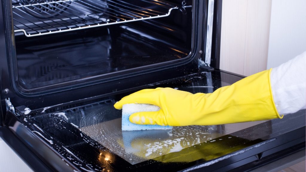 Cleaning an oven