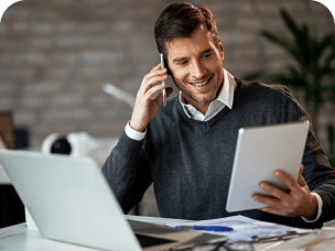 Contador atende telefone em seu escritório contábil