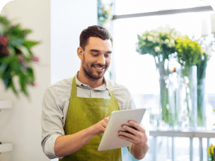 Dono de floricultura registrando uma venda no tablet