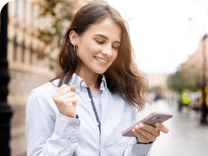 Vendedora acompanhando uma venda pelo celular na rua