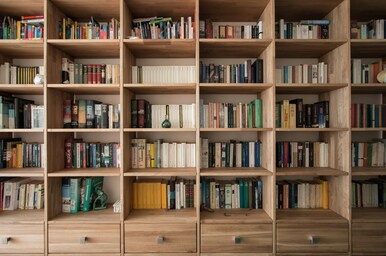 Style Your Bookshelf Like a Pro!