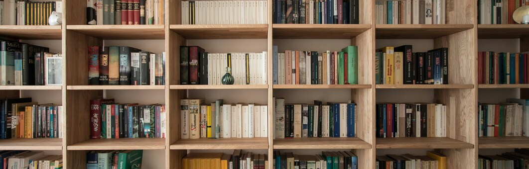 Style Your Bookshelf Like a Pro!