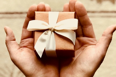 Money-Saving Tips for Buying Personalized Gifts Online
