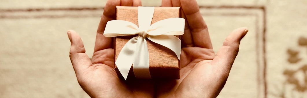 Money-Saving Tips for Buying Personalized Gifts Online