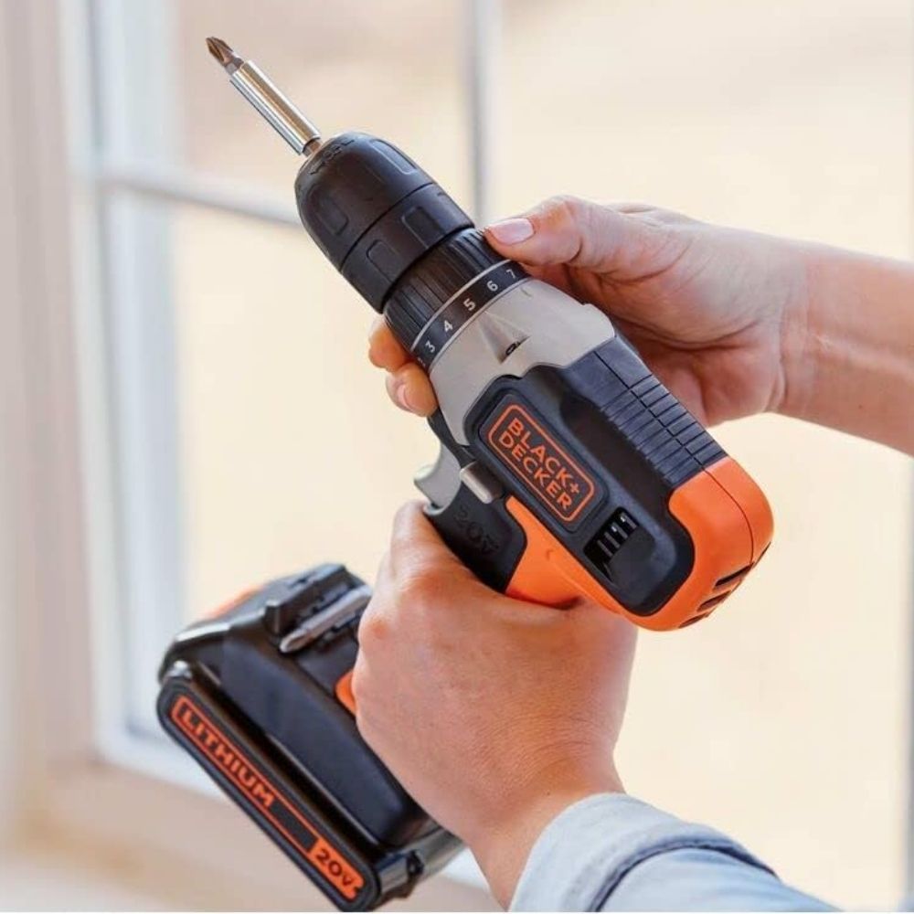 Furadeira/Parafusadeira Black & Decker - 3/8" 20V Bateria com 80 Acessórios | BCD704C1KA-BR