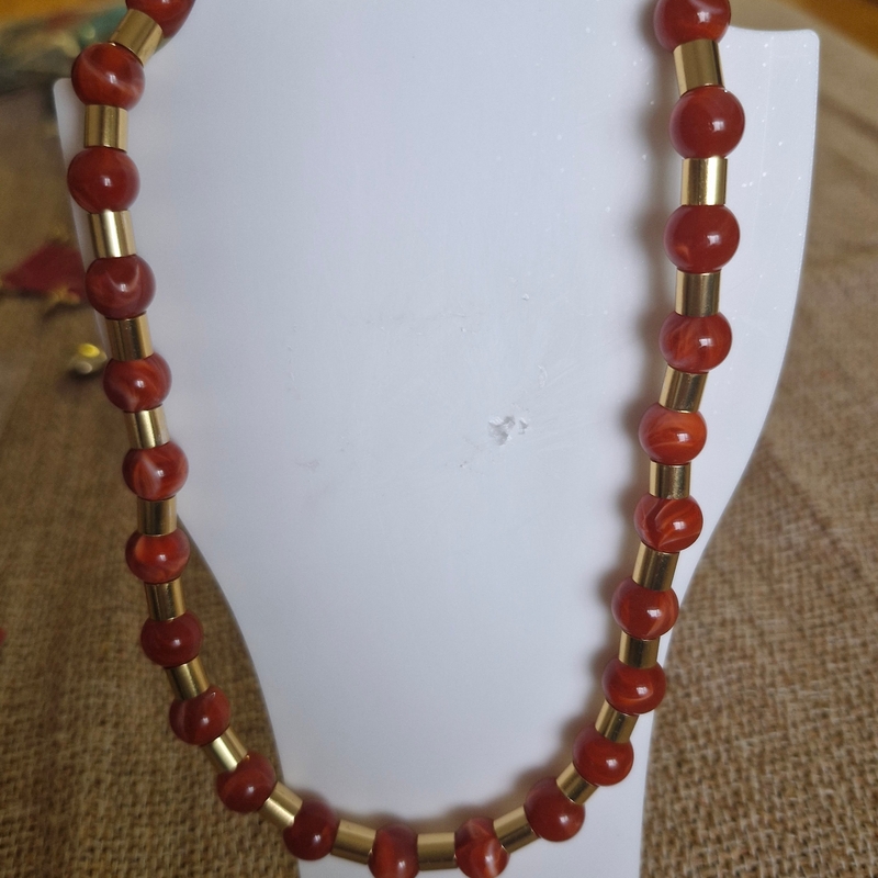Colar Marrom Com Dourado