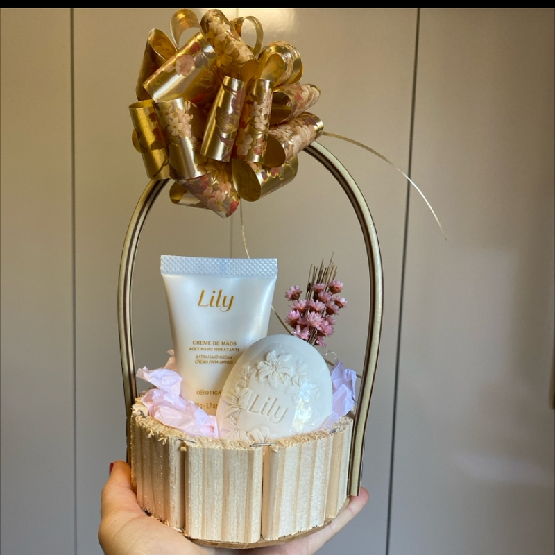 Mini Cesta Creme De Mãos Lily 50g E Sabonete Decorado Lily