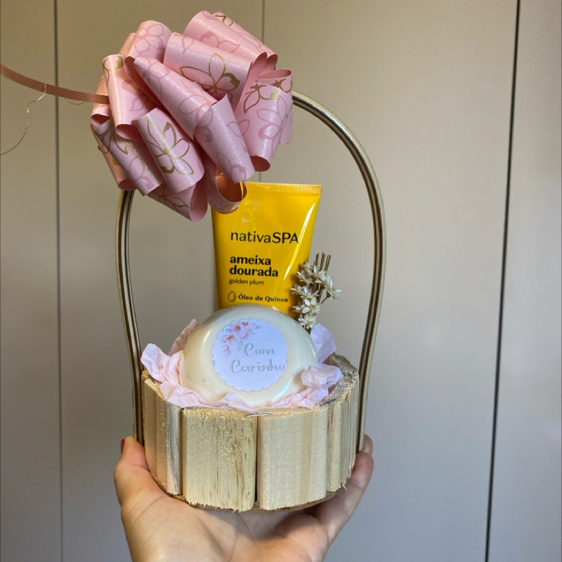 Mini Cesta Com Hidratante Ameixa Dourada 100ml E Sabonete