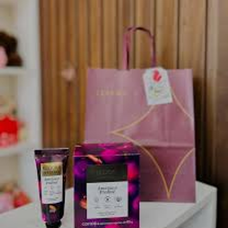 Kit Eudora Instance Ameixa e Praliné - 4 Sabonetes em Barra 80g + Creme para Mãos 30g
