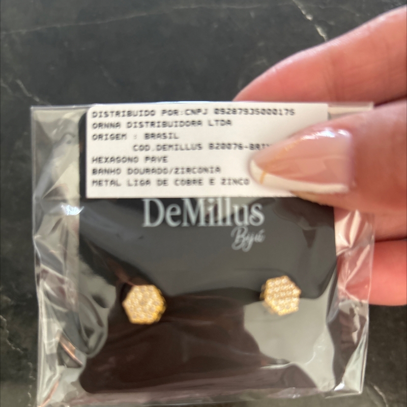 Brinco Hexágono Pavê Dourado