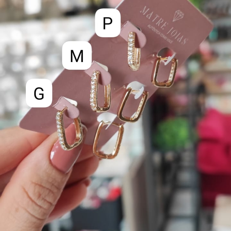 BRINCO ARGOLA RETANGULAR  CRAVEJADO - P