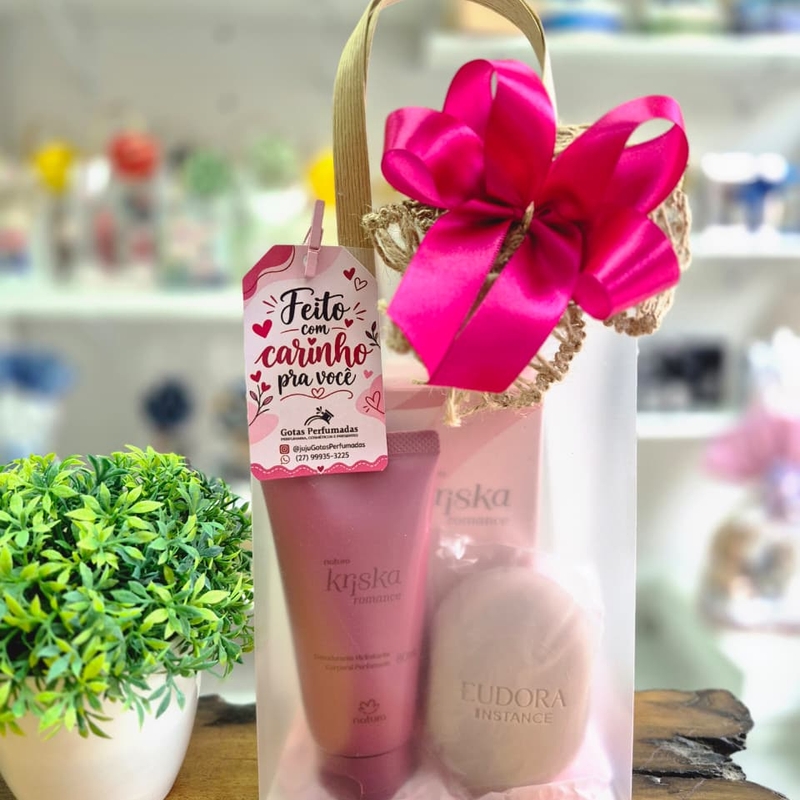 Presente Bolsinha Kriska Romance Hidratante Corporal Perfumado e Sabonete Eudora