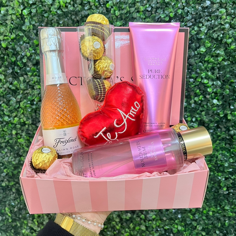 Presente Victoria’s Secret Premium (Body Splash E Hidratante Pure Seduction + Freixenet + Taça Acrílica + Chaveiro Te Amo + 6 Bombons Ferrero Rocher)