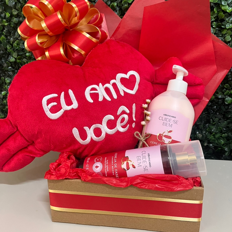 Presente Box Coração Premium (Body Splash e Hidratante 400ml Cereja de Fases + Coração Pelúcia Eu Amo Você)
