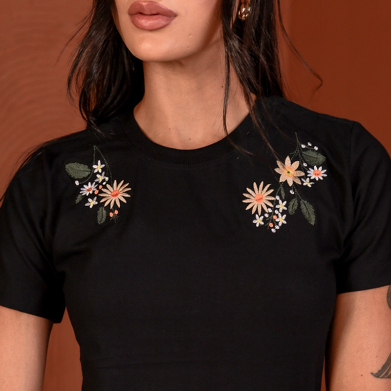 Tshirt Bordada Ramo de Flores Coloridas M