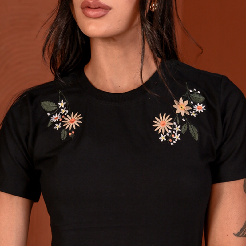 Tshirt Bordada Ramo de Flores Coloridas G