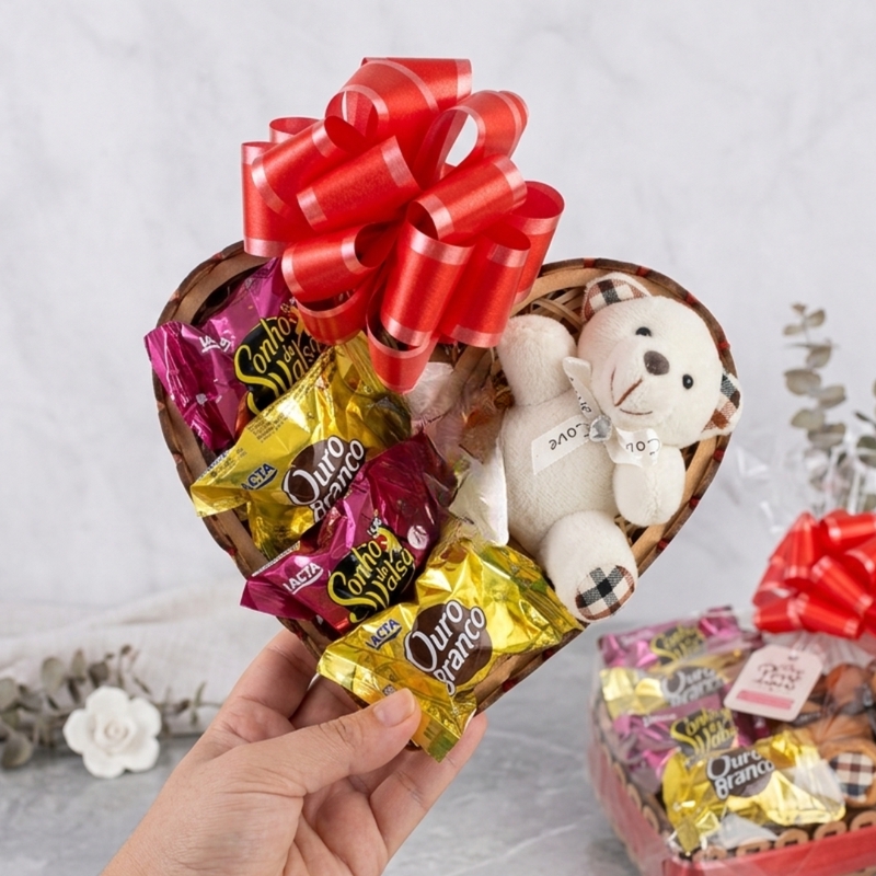 BANDEJA CORAÇÃO MDF COM BOMBONS E CHAVEIRO URSO PRESENTE ROMÂNTICO FEMININO - foto 2
