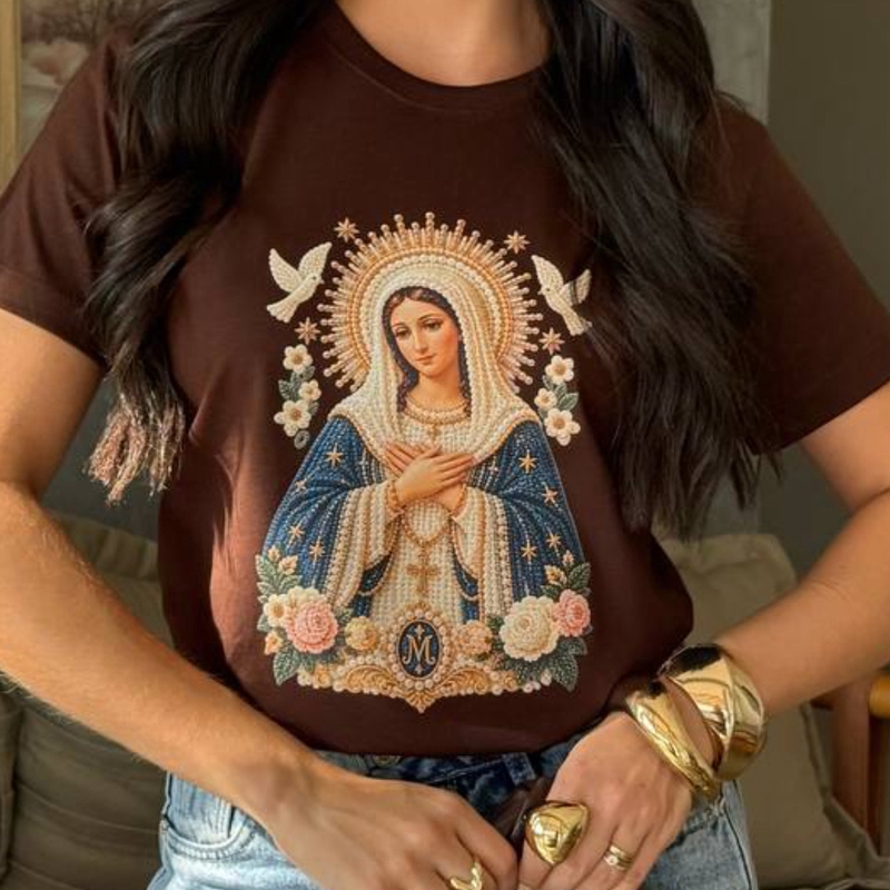 T-SHIRT DTF NOSSA SENHORA PEROLAS - MARROM EXPRESSO TAMANHO: M