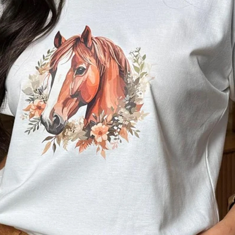 T-SHIRT DTF CAVALO FLORAL - OFF WHITE TAMANHO: G