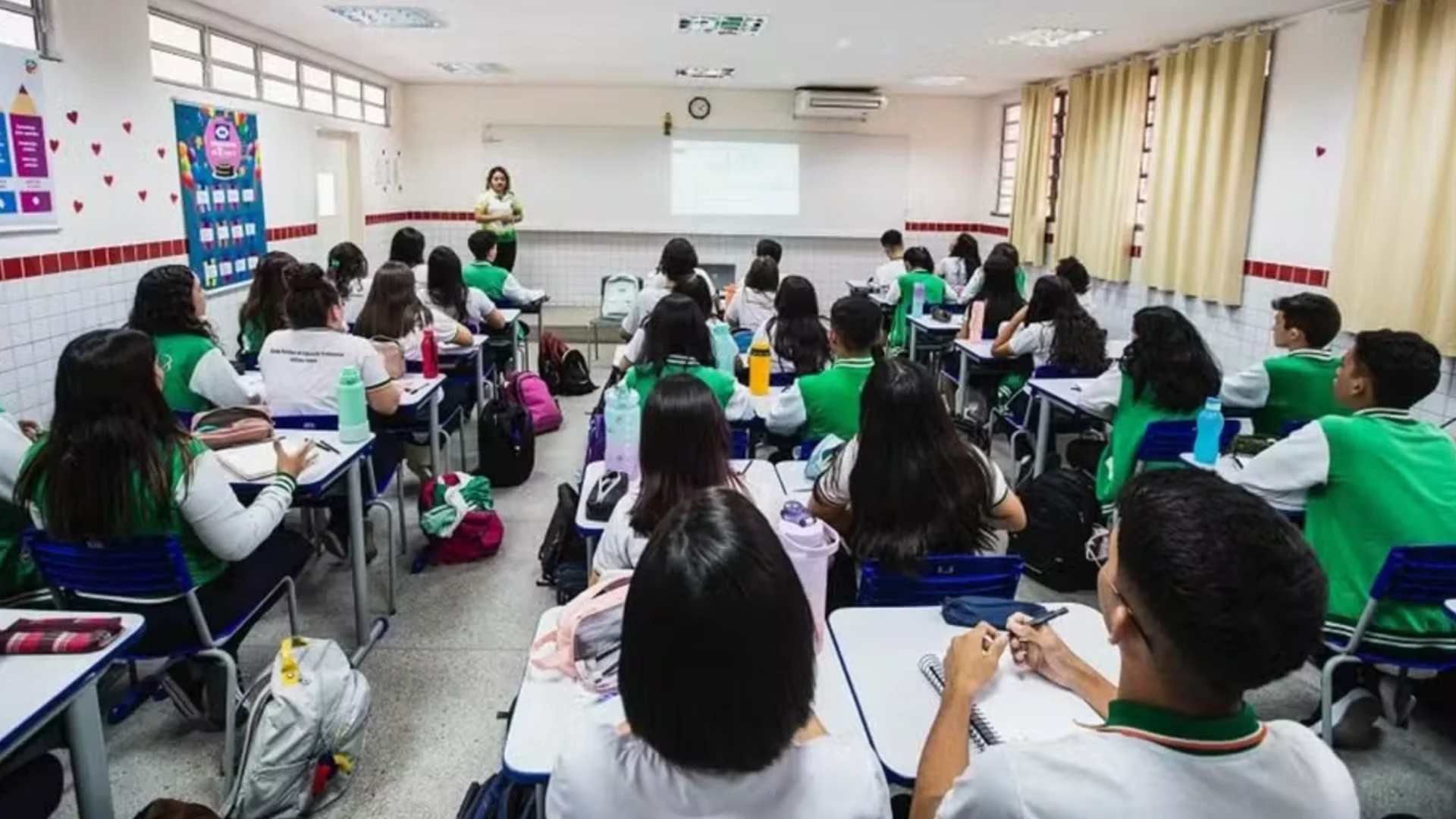 Seduc CE: 2 mil vagas para professores; salário passa de R$ 7 mil