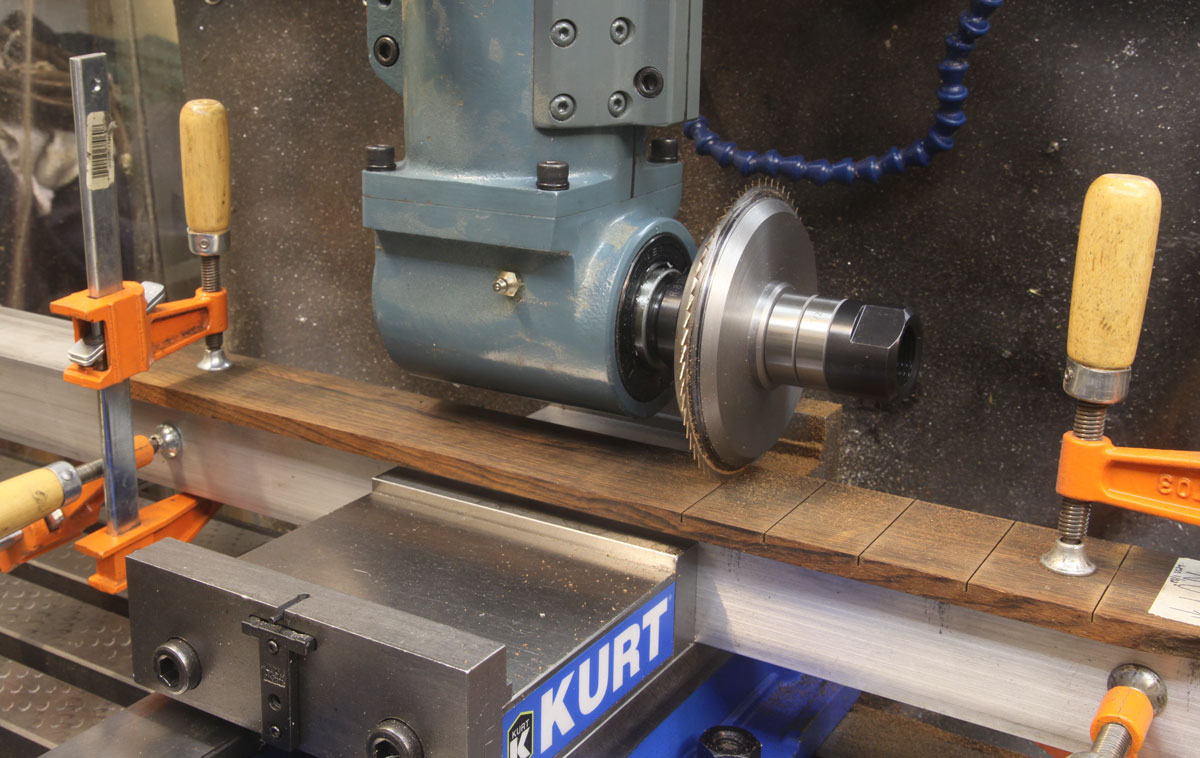 Right angle head slitting saw