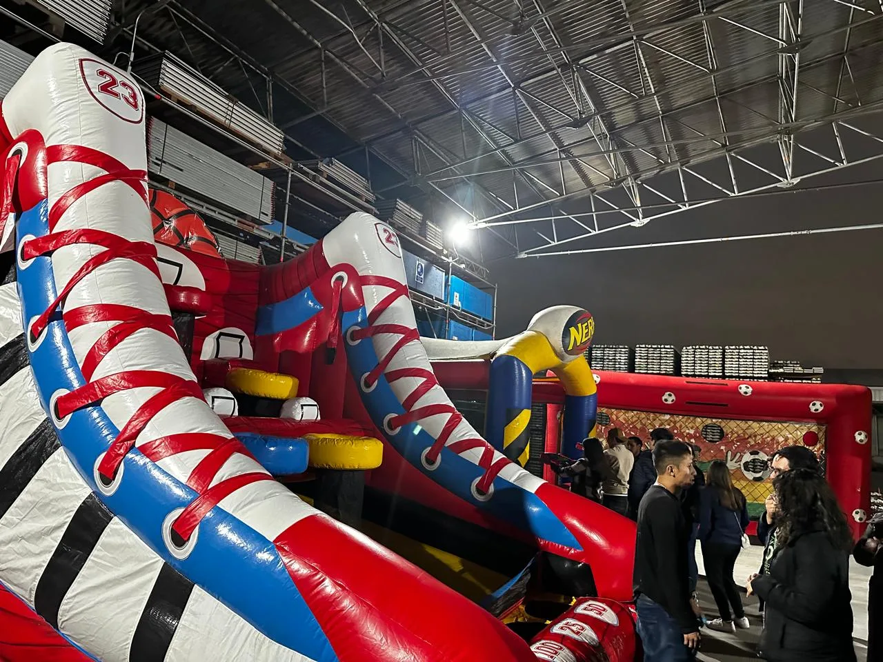 Invitados en una fiesta con juegos mecánicos e inflables