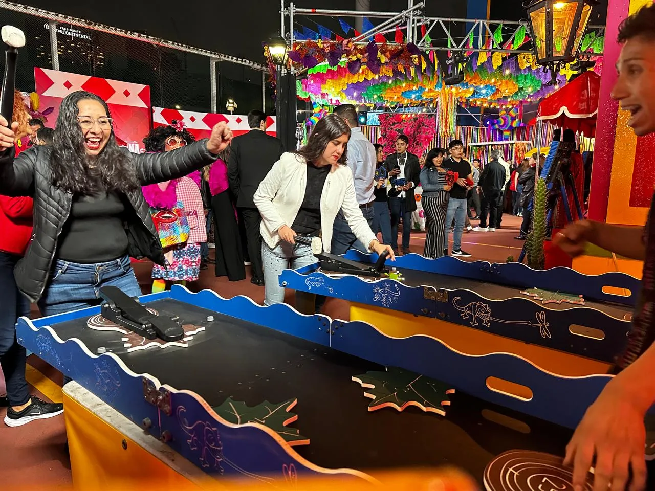 Invitados jugando en una kermés corporativa en la Ciudad de México