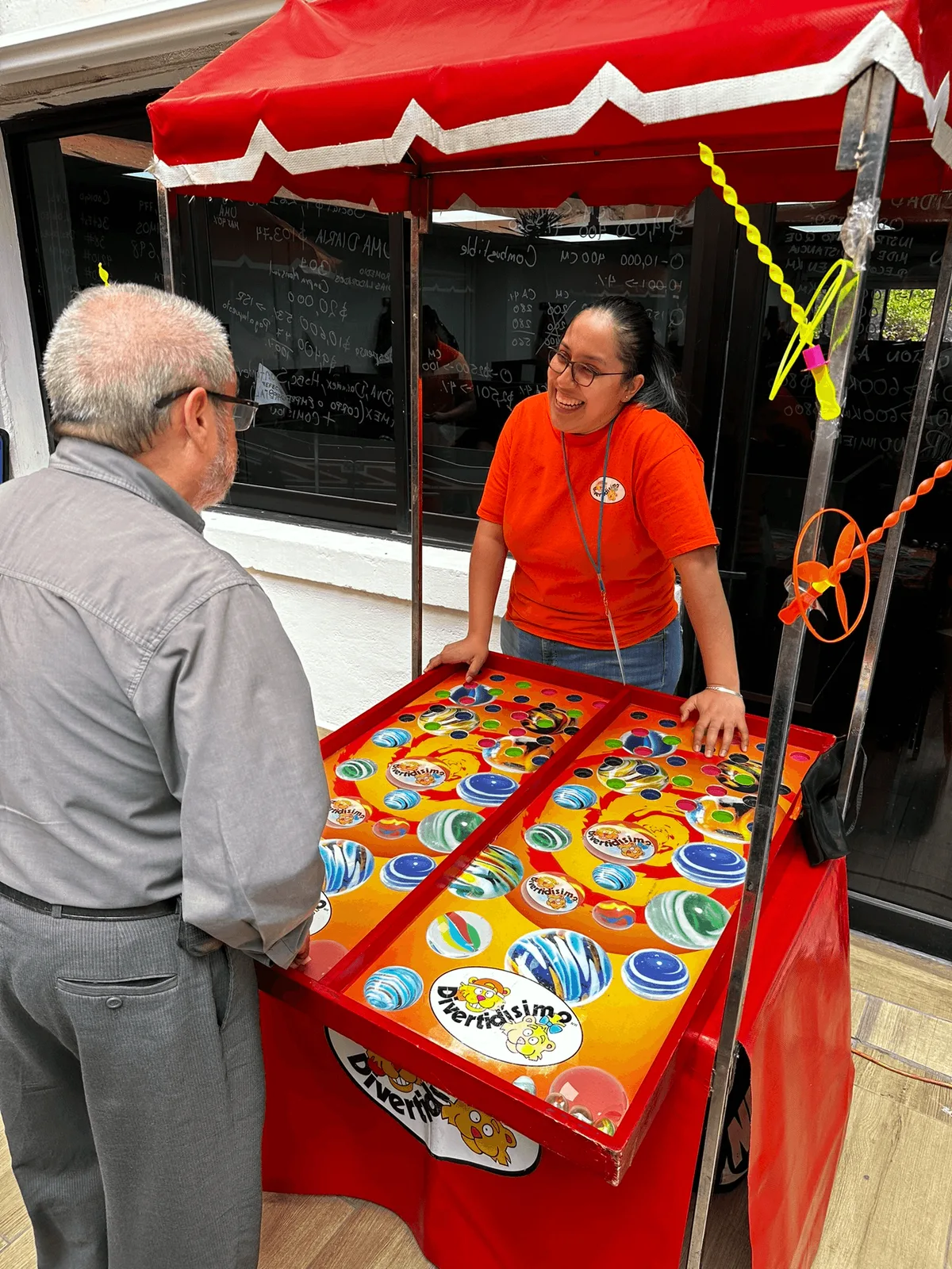 Personas de todas las edades jugando en juegos de kermés