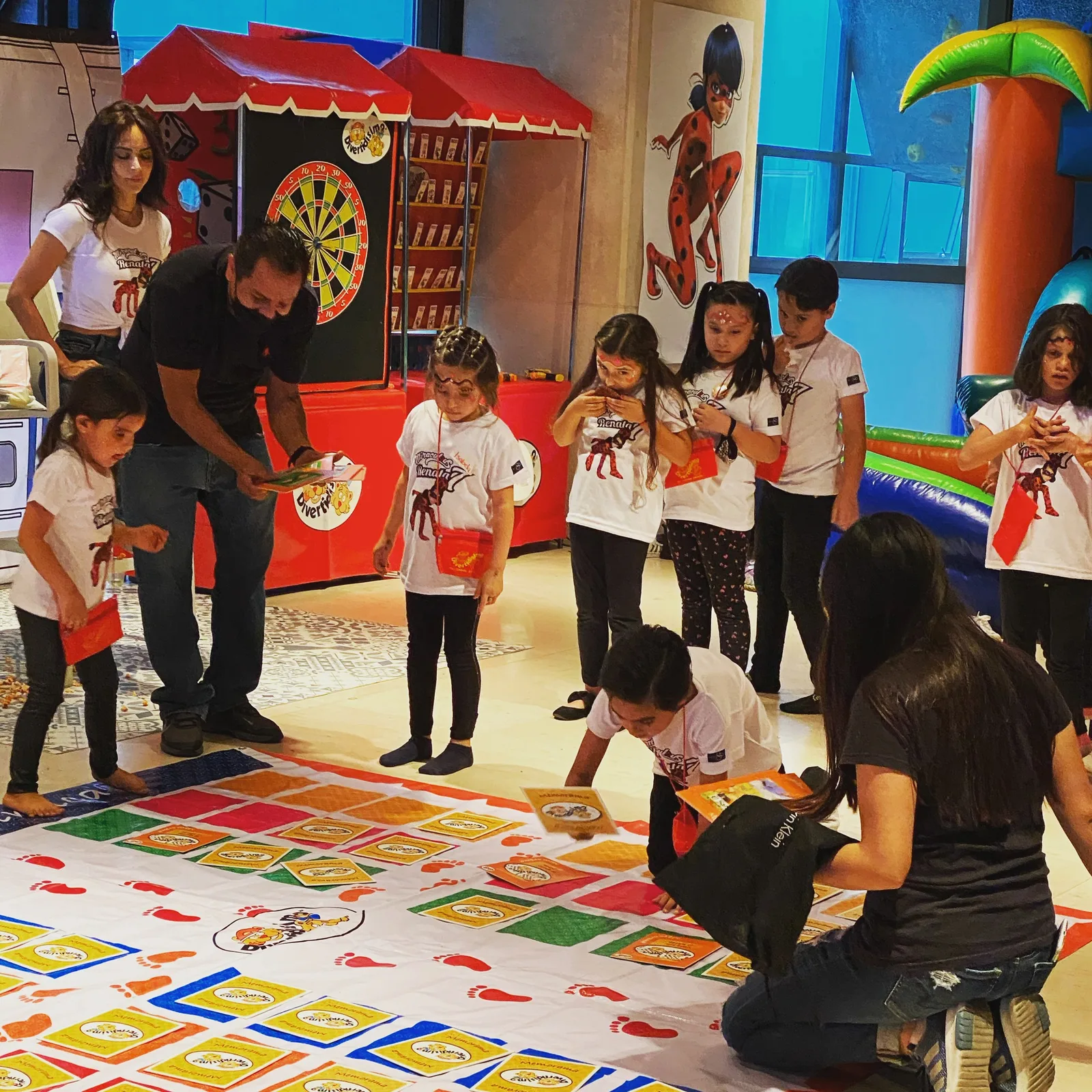 Animadores atendiendo a un grupo de niños durante un evento