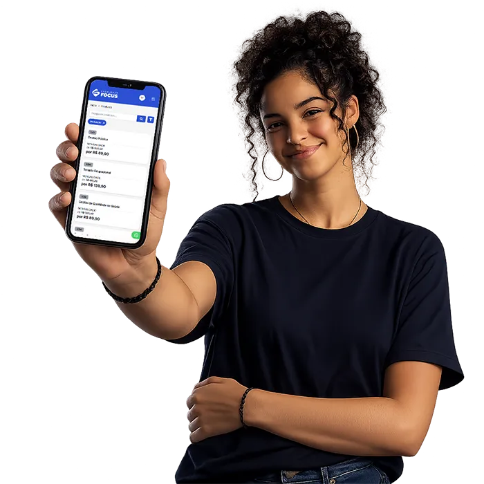 Aluna acessando a plataforma da Faculdade Focus pelo celular