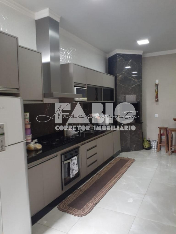 Casa com 3 quartos à venda, 160m² — foto 1 de 27