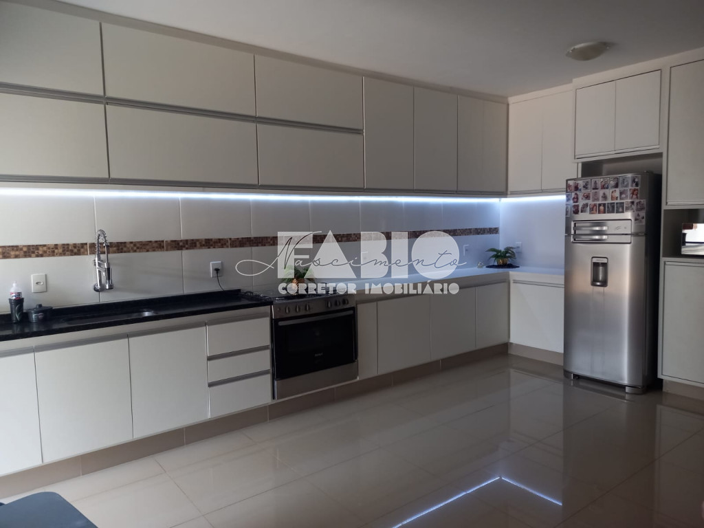 Casa com 4 quartos à venda, 200m² — foto 1 de 17