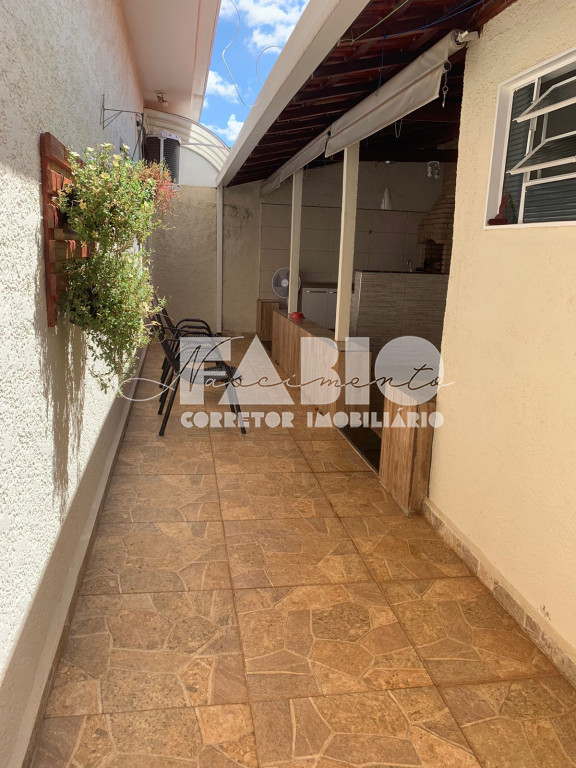 Casa com 3 quartos à venda, 180m² — foto 2 de 21