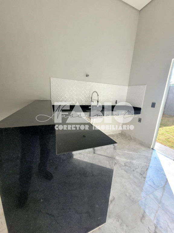 Casa com 3 quartos à venda, 98m² — foto 2 de 30