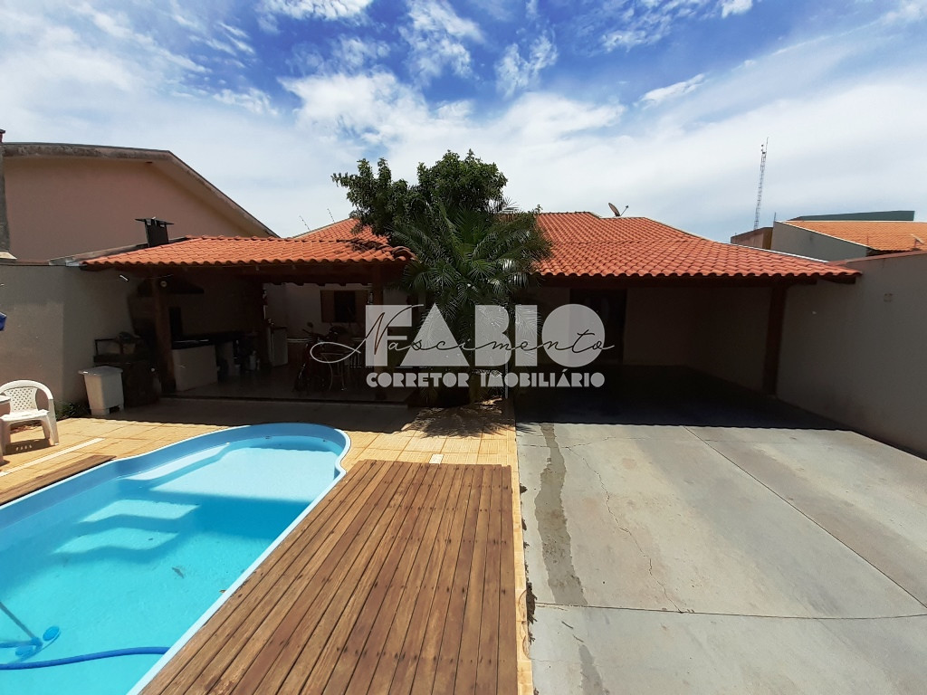 Casa com 3 quartos à venda, 220m² — foto 1 de 17