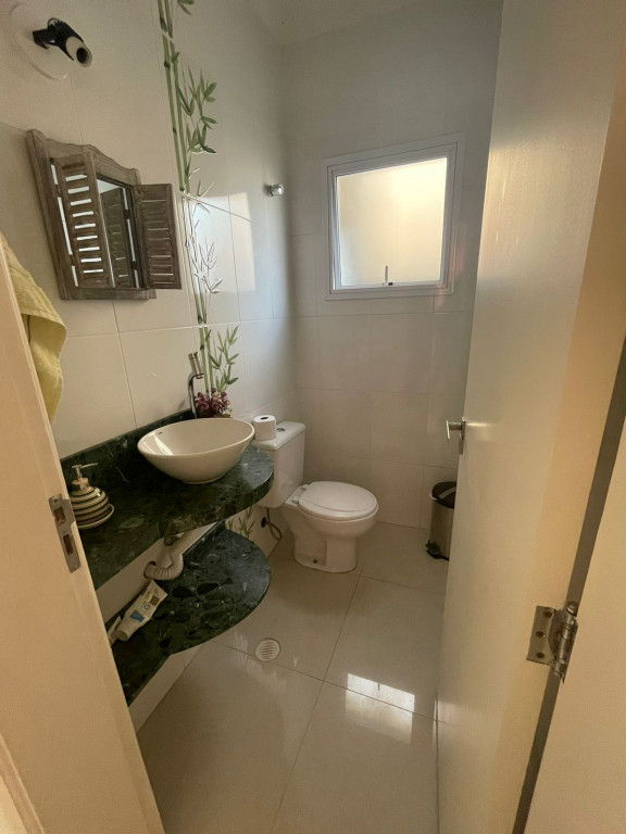 Casa de Condomínio para alugar com 3 quartos, 300m² - Foto 2