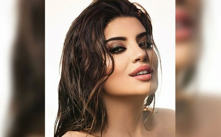 "Evimdə qalıb, paltarımı geyinən... "