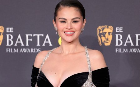 Selena Qomezin 16 000 şüşə parçadan ibarət möhtəşəm libası – FOTO
