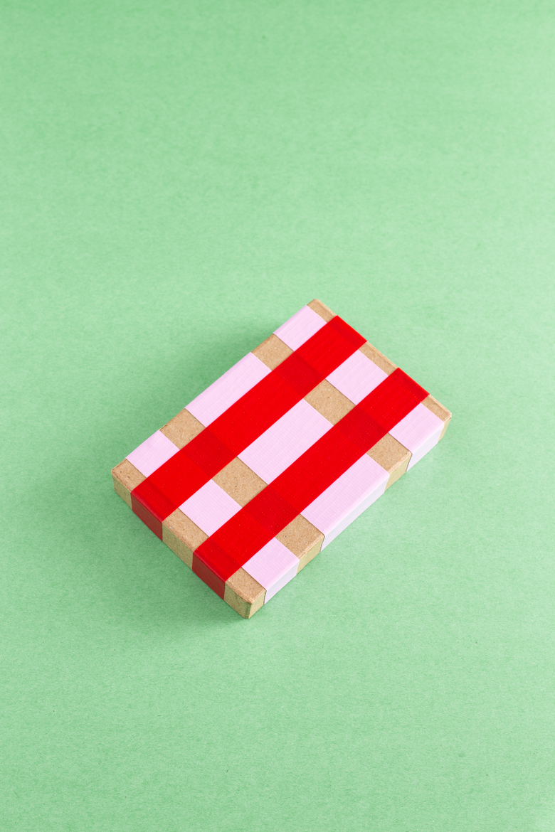 SStrips of a contrasting color applied perpendicular to those from step 2